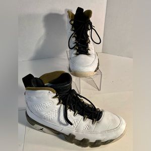 JORDAN 9 Retro Statue 2015 Militia Green, White, & Black. Size: 9